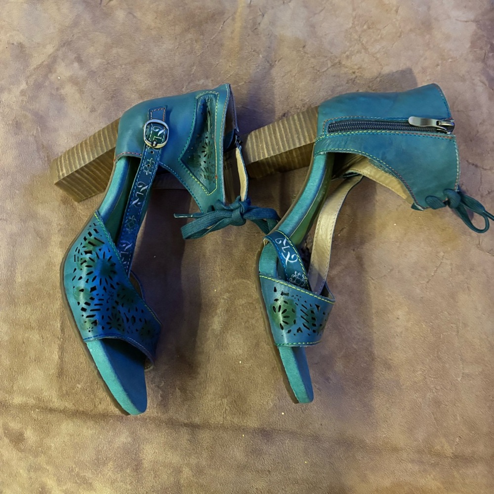 Chic Green Sandals with Floral Cutouts - Picture 3 of 5